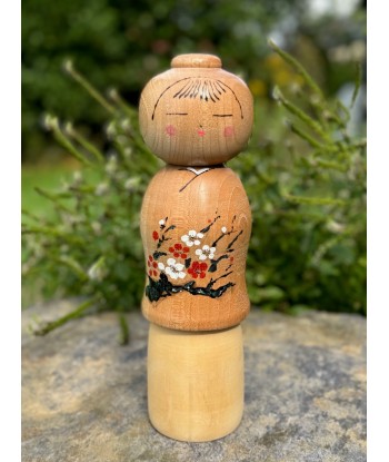 Kokeshi contemporaine de Yuho Ouchi | Fleurs de prunier d'Europe débarque