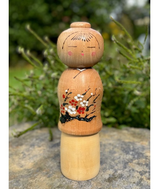 Kokeshi contemporaine de Yuho Ouchi | Fleurs de prunier d'Europe débarque