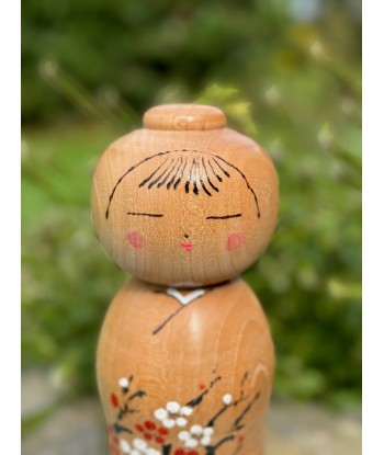 Kokeshi contemporaine de Yuho Ouchi | Fleurs de prunier d'Europe débarque