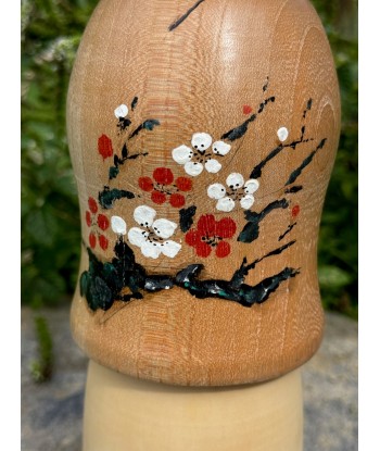 Kokeshi contemporaine de Yuho Ouchi | Fleurs de prunier d'Europe débarque