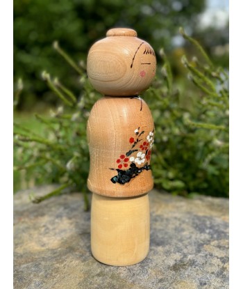 Kokeshi contemporaine de Yuho Ouchi | Fleurs de prunier d'Europe débarque