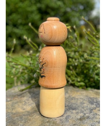 Kokeshi contemporaine de Yuho Ouchi | Fleurs de prunier d'Europe débarque