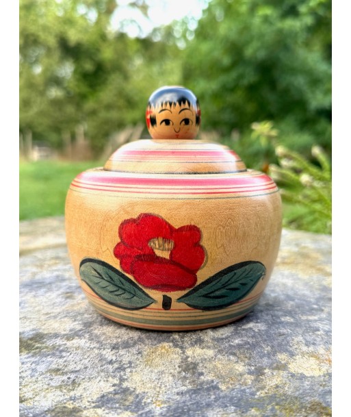 Kokeshi Traditionnelle Ejiko  de Izu Mamoru | Boite avec fleur de camélia Comment ça marche