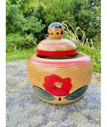 Kokeshi Traditionnelle Ejiko  de Izu Mamoru | Boite avec fleur de camélia Comment ça marche