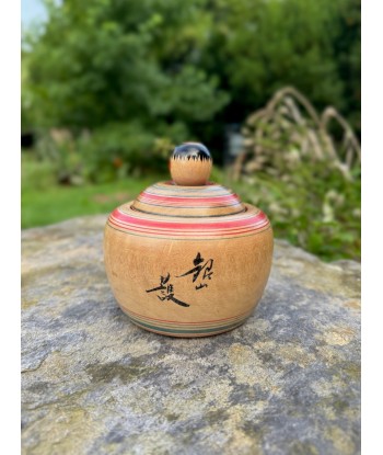 Kokeshi Traditionnelle Ejiko  de Izu Mamoru | Boite avec fleur de camélia Comment ça marche