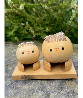 Couple de Poupées Kokeshi sur Socle | Petits noeuds en linge