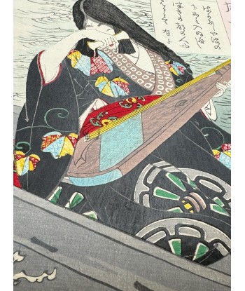 Estampe Japonaise Encadrée de Yoshitoshi | Les Cent aspects de la Lune, Ariko jouant du luth dans une barque Découvrez la collection