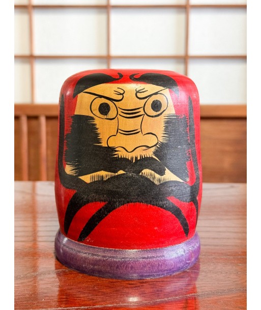 Kokeshi Daruma de Kamata Koichi sur son socle violet est présent 