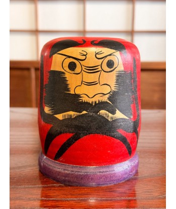 Kokeshi Daruma de Kamata Koichi sur son socle violet est présent 