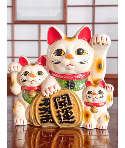 Chats Blancs en Famille - Trois Maneki Neko Dans la société mordern