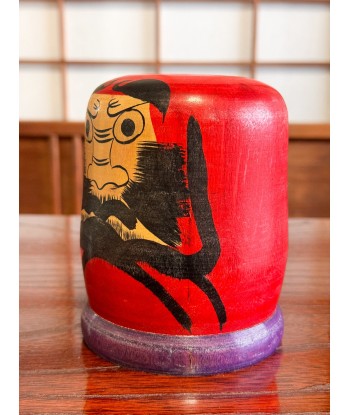 Kokeshi Daruma de Kamata Koichi sur son socle violet est présent 