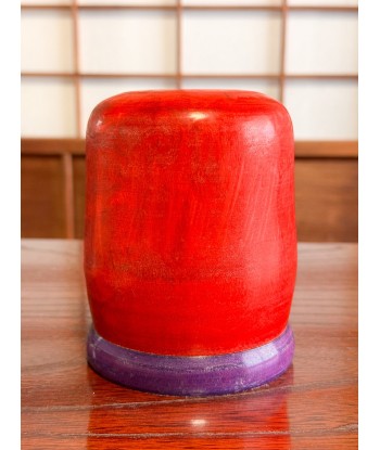 Kokeshi Daruma de Kamata Koichi sur son socle violet est présent 