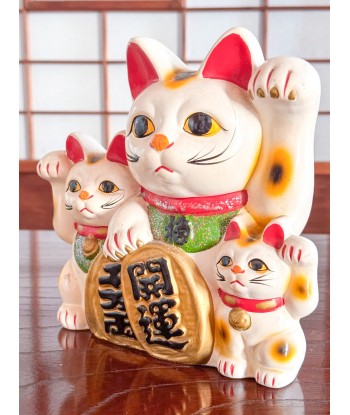 Chats Blancs en Famille - Trois Maneki Neko Dans la société mordern