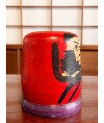 Kokeshi Daruma de Kamata Koichi sur son socle violet est présent 