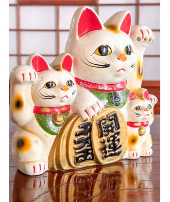 Chats Blancs en Famille - Trois Maneki Neko Dans la société mordern