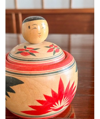 Kokeshi Traditionnelle Ejiko de style Naruko | Boite aux motifs floraux Véritable concentré