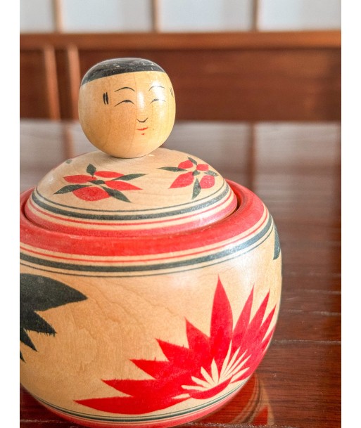 Kokeshi Traditionnelle Ejiko de style Naruko | Boite aux motifs floraux Véritable concentré