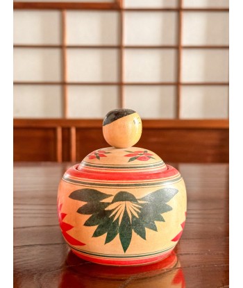 Kokeshi Traditionnelle Ejiko de style Naruko | Boite aux motifs floraux Véritable concentré