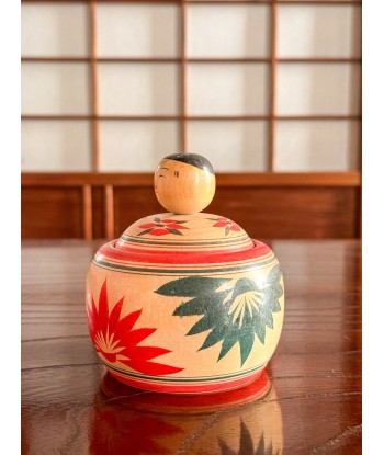 Kokeshi Traditionnelle Ejiko de style Naruko | Boite aux motifs floraux Véritable concentré